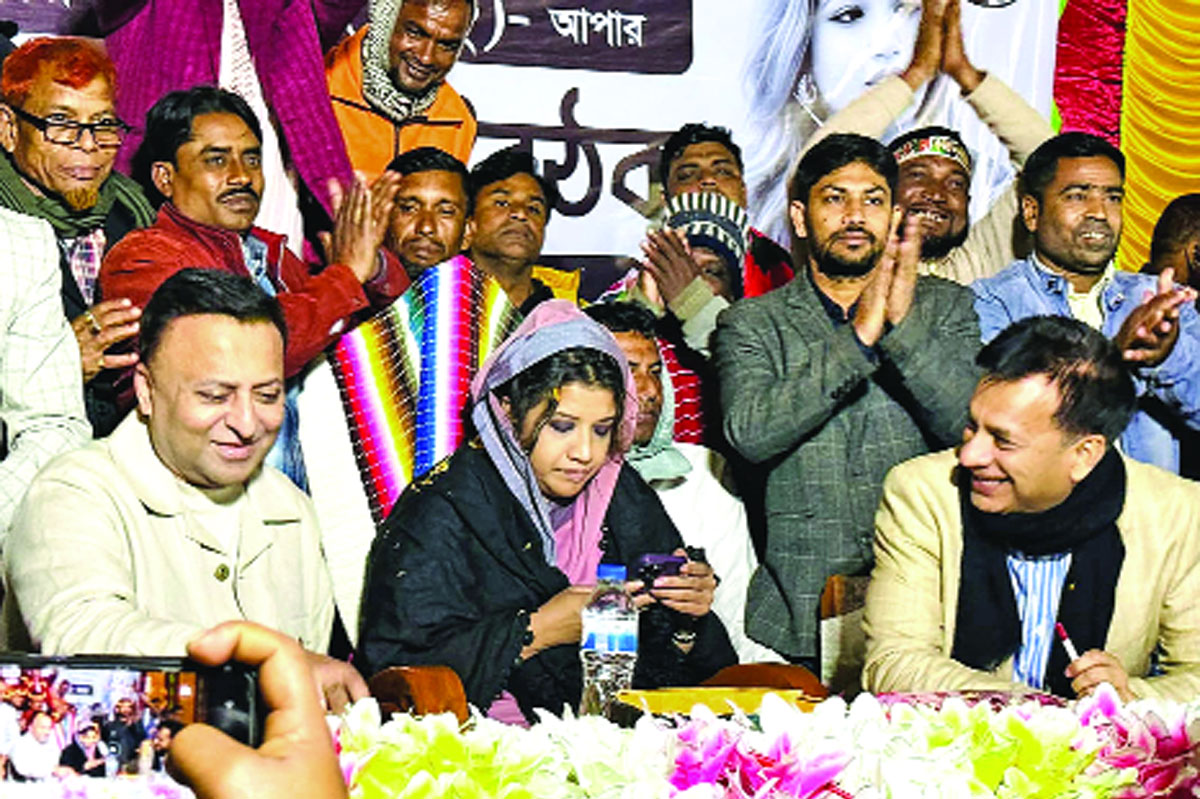 নগরকান্দায় উঠান বৈঠকে স্বামীর সঙ্গে শামা ওবায়েদ